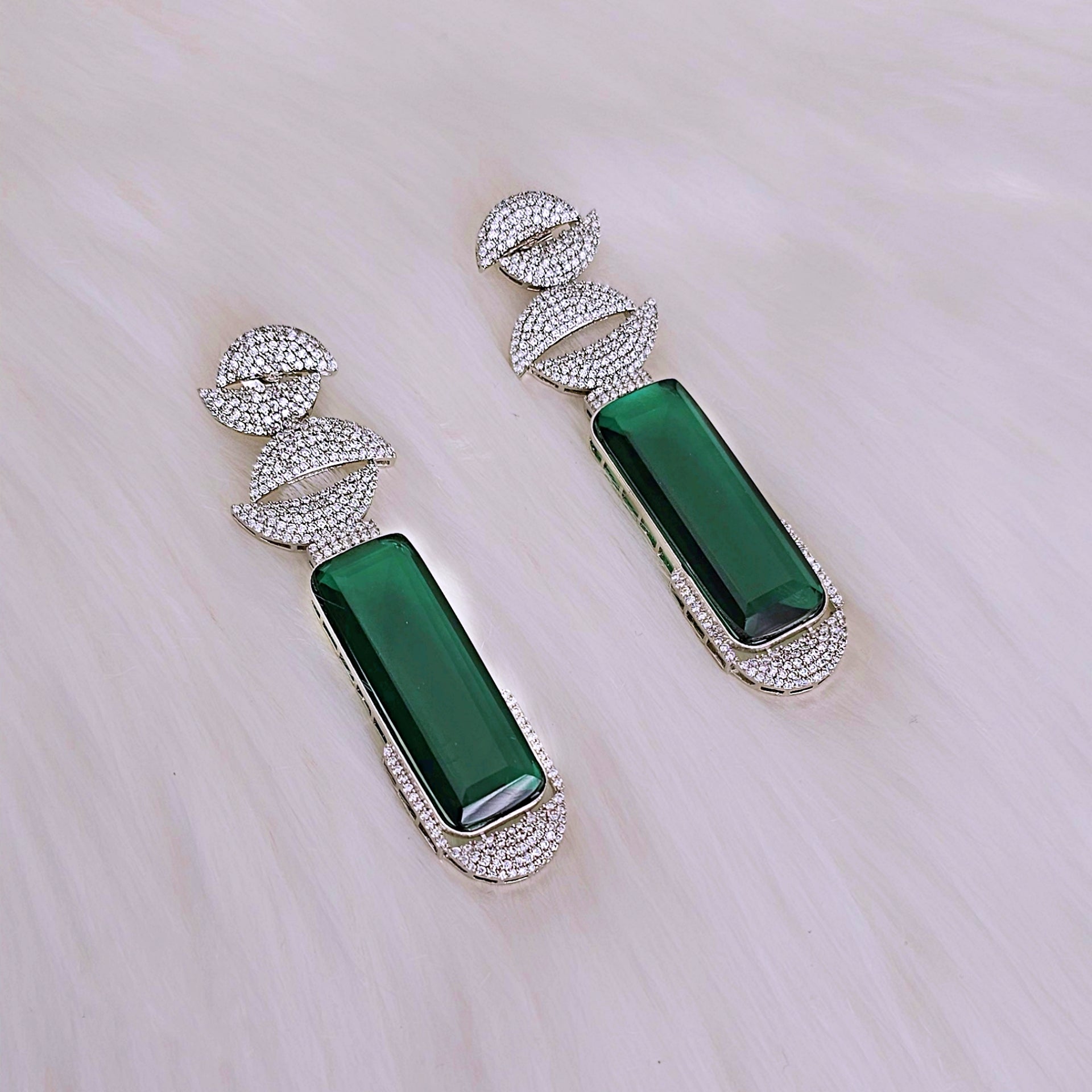 WEEAPU20180 - Silver Plated American Diamond Earrings