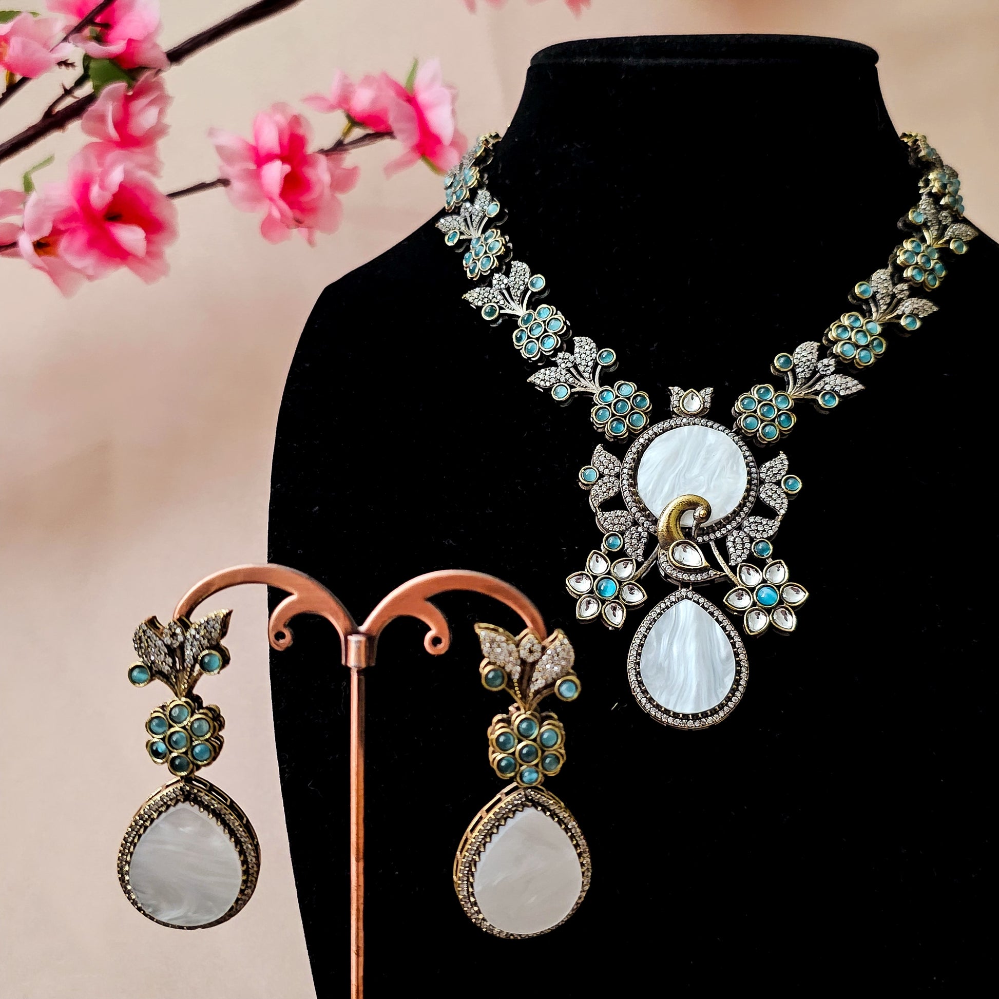 PENESB0136 - Antique Gold-Plated Kundan Necklace Set with Mother of Pearl