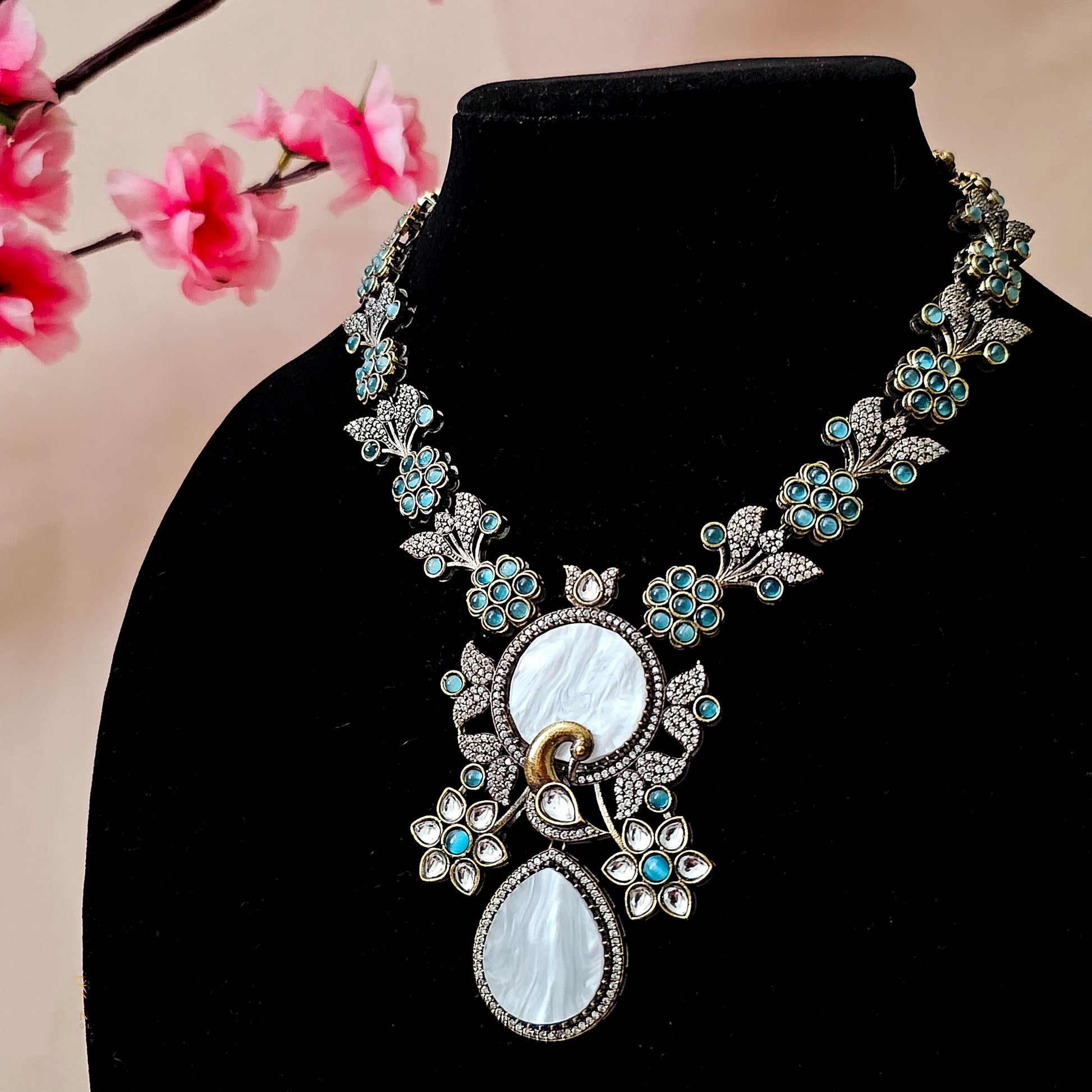 PENESB0136 - Antique Gold-Plated Kundan Necklace Set with Mother of Pearl