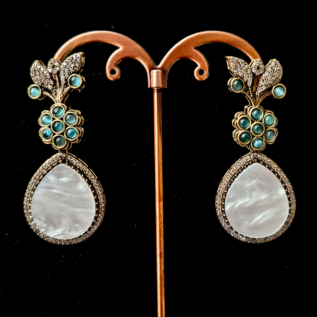 PENESB0136 - Antique Gold-Plated Kundan Necklace Set with Mother of Pearl