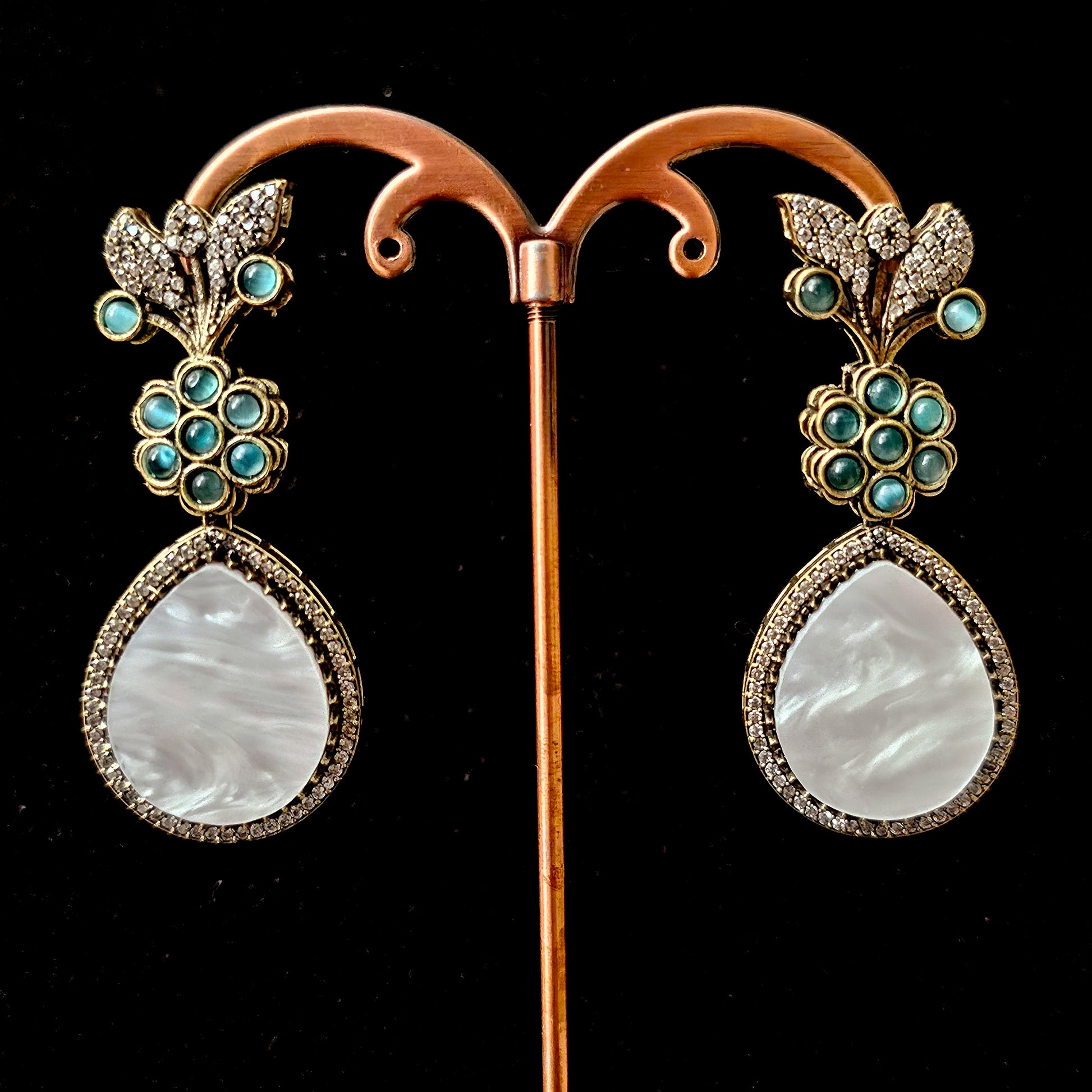 PENESB0136 - Antique Gold-Plated Kundan Necklace Set with Mother of Pearl